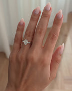 Oval Diamond Engagement Ring in 18K Yellow Gold